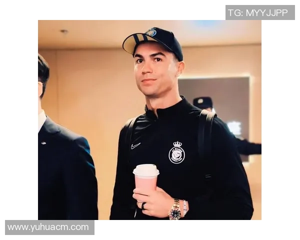 足球明星遭球迷热情骚扰引发关注球员隐私与安全问题亟待解决