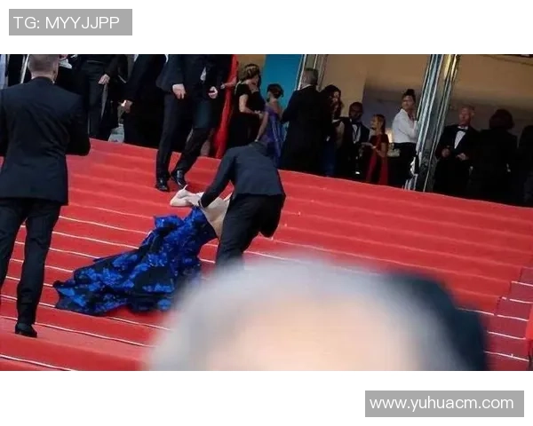 足球明星意外走光引发热议网友热衷讨论其尴尬瞬间与公众形象